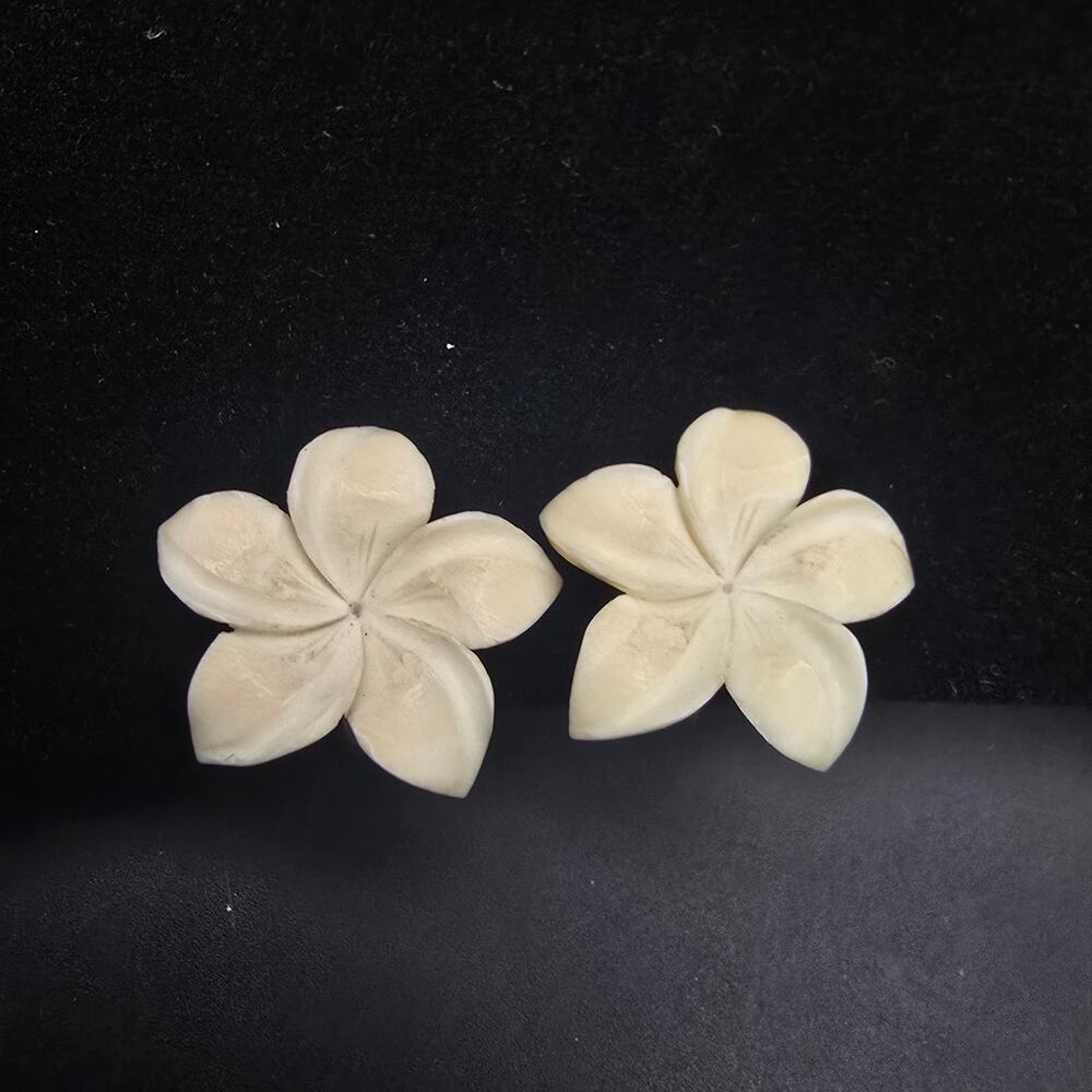 Carved Flower Screw Back Earrings Beige Cream Vintage Costume Jewelry